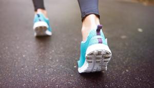 Ilustrasi sepatu lari. (Image by gpointstudio on Freepik)