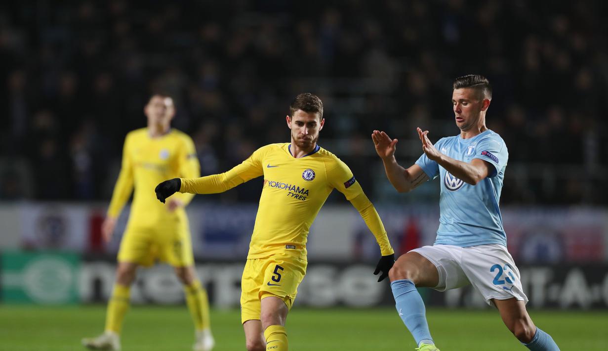 Aksi Pedro Rodriguez melewati pemain Malmo FF, Soren Rieks pada leg 1, 32 besar Liga Europa yang berlangsung di stadion Swedbank, Malmo, Jumat (15/2). Chelsea menang 2-1 atas Malmo FF (AFP/Andreas Hillergen)
