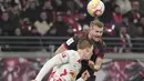 <p>Bek Bayern Munchen Matthijs de Ligt melakukan sundulan dengan bek RB Leipzig Marcel Halstenberg pada laga pekan ke-16 Bundesliga Jerman 2022-2023 di Red Bull Arena, Sabtu (21/1/2023) dini hari WIB. Die Roten mencetak gol lebih dulu melalui Eric Maxim Choupo-Moting di babak pertama, sebelum tuan rumah menyamakan kedudukan lewat Marcel Halstenberg. (AP Photo/Matthias Schrader)</p>