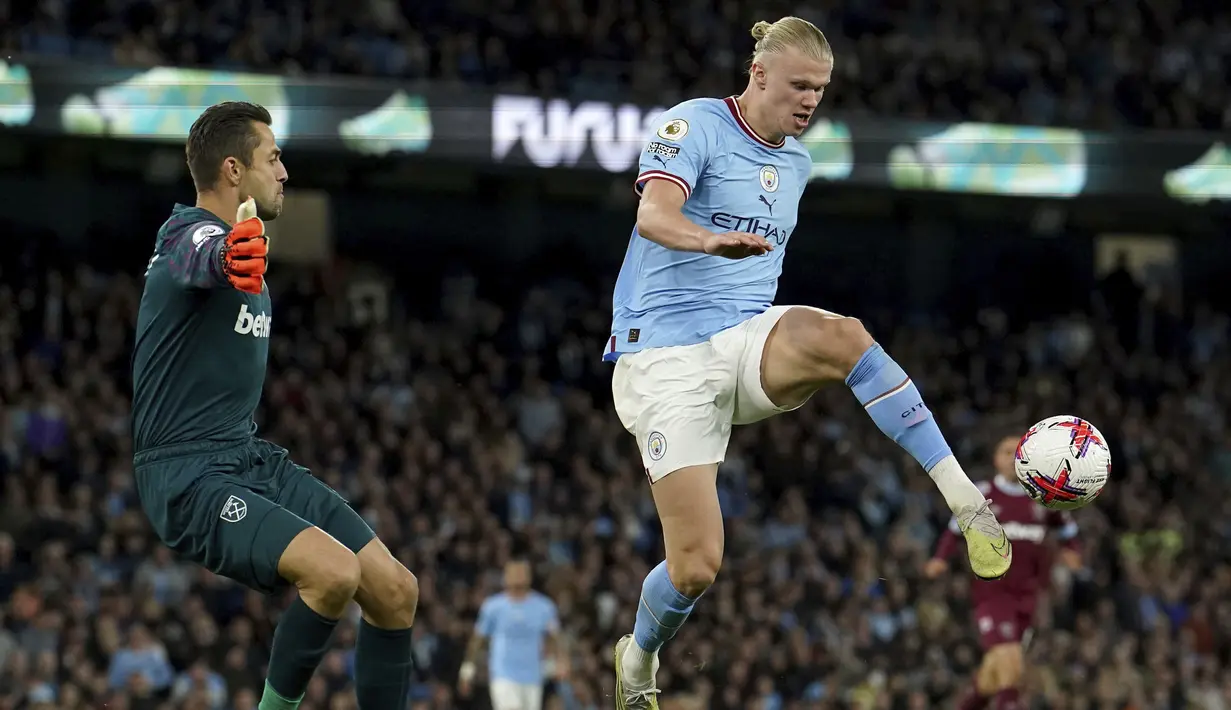 Kiper West Ham United Lukasz Fabianski dan penyerang Manchester City Erling Haaland bereaksi saat laga tunda pekan ke-28 Liga Inggris 2022/2023 di Etihad Stadium, Man City menang 3-0, Kamis (4/5/2023) WIB. (Martin Rickett/PA via AP)
