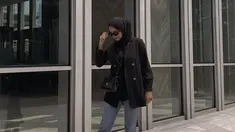 Erica Putri selalu sukses sita perhatian dengan gaya OOTD nya yang kece. Terutama saat ia mengenakan hijab hitam. Bahkan gaya penampilannya dengan hijab ini sukses curi perhatian karena ia terlihat bak seorang ABG. (Liputan6.com/IG/@ericaputrii)