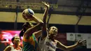 Pebasket putri Sahabat Wisma Sehati Semarang, Yuni Angaraeni (kanan) mencoba menahan serangan pemain Surabaya Fever di final WNBL Championship 2015 di Hall A Senayan, Jakarta, Jumat (8/5/2015). (Liputan6.com/Helmi Fithriansyah)