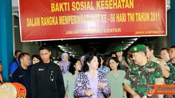 Memperingati Hari TNI ke-66, TNI menggelar pengobatan massal di Islamic Centre Cilincing, Kecamatan Koja, Jakarta Utara. 