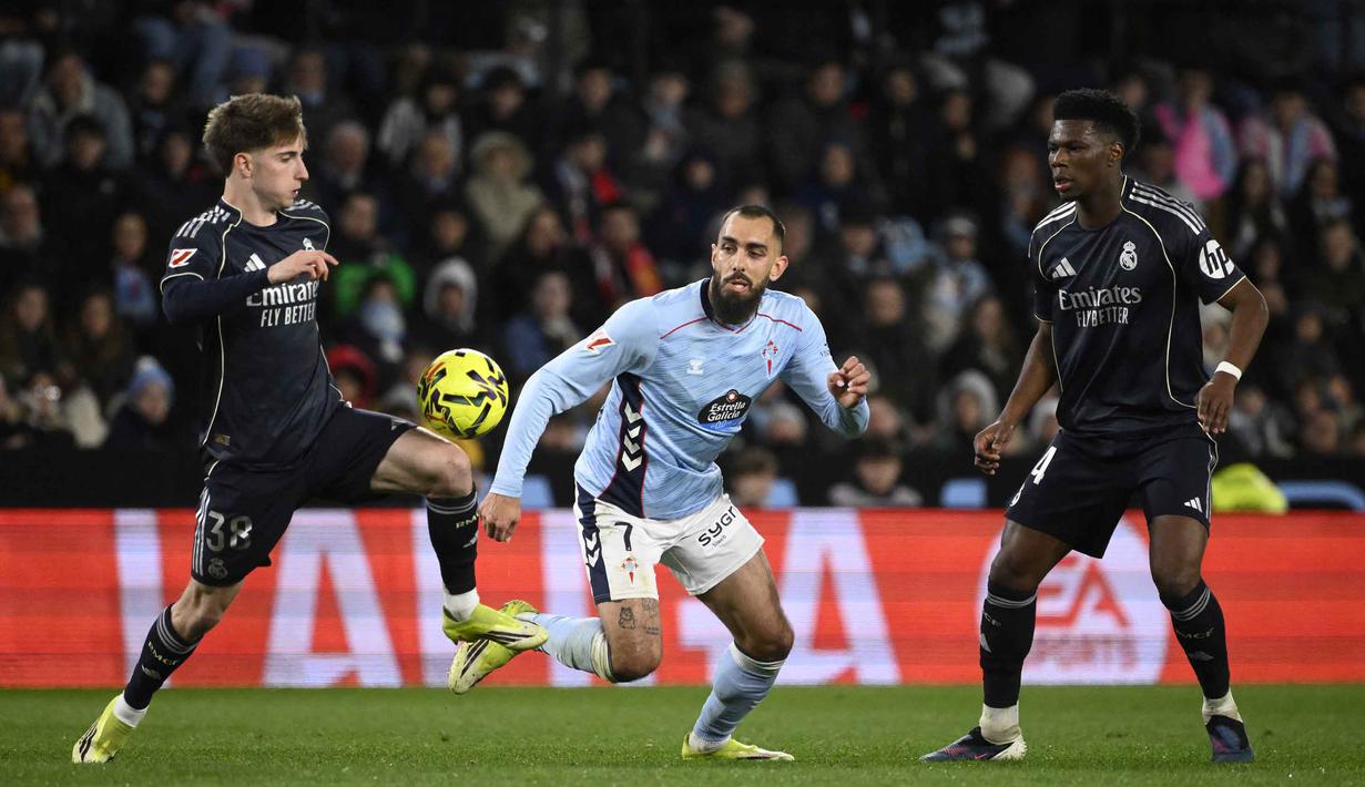 Pertahanan rapat Celta Vigo membuat peluang Real Madrid sulit tercipta. Tampak dalam foto, penyerang Celta Vigo asal Spanyol, Borja Iglesias (tengah) berebut bola dengan gelandang Real Madrid asal Prancis, Aurelien Tchouameni (kanan) dan gelandang Real Madrid asal Spanyol, Cesar Palacios, pada pertandingan pekan ke-27 La Liga 2025/2026 di Estadio Abanca-Balaidos pada Jumat 6 Maret 2026 waktu setempat atau Sabtu 7 Maret 2026 dini hari WIB. (Miguel RIOPA/AFP)