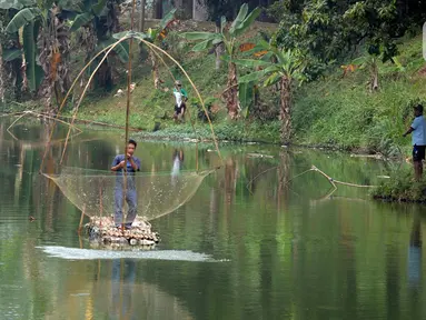 Warga sekitar Situ Gintung mencari ikan Nila, Mujahir, Gabus mengunakan jaring dan jala di cirendeu, Ciputat Timur, Tangerang Selatan, Banten, Kamis (13/8/2020). Selain dimanfaatkan warga mencari ikan Situ Gintung juga sebagai objek wisata ekonomis. (merdeka.com/Dwi Narwoko)