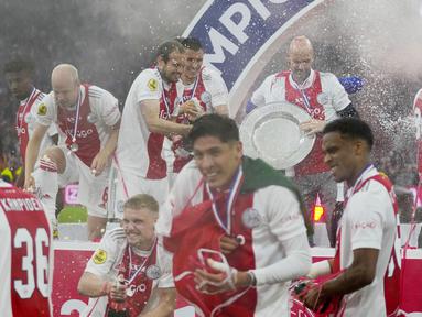 Erik ten Hag memberikan kado perpisahan manis untuk Ajax Amsterdam.
Pelatih asal Belanda itu sukses mempersembahkan gelar juara Eredivisie, kasta tertinggi Liga Belanda musim 2021-2022. (AP/Peter Dejong)