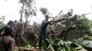 Petugas Militer Sri Lanka membantu membersihkan puing rumah warga usai longsor di Desa Elangipitiya, Aranayaka, Sri Lanka (19/5). Ratusan warga dikabarkan hilang akibat tanah longsor tersebut. (REUTERS/Dinuka Liyanawatte)