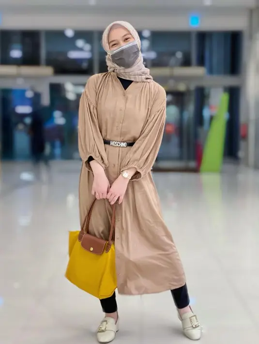 Dress dengan nuansa netral akan jadi fashion item yang sempurna dikenakan di segala suasana. Penambahan ikat pinggang seperti yang dikenakan Melody sempurna ciptakan siluet dan percantik penampilan. (foto: Instagram/ Melody Laksani)
