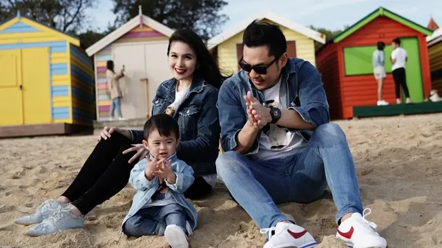 Sandra Dewi Dengan Suami dan Anak