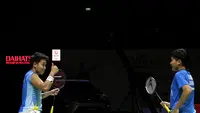 Apriyani Rahayu terus memberikan apresiasi berupa senyuman kepada Siti Fadia SIlva Ramadhanti di sepanjang laga final Turnamen Bulu Tangkis Daihatsu Indonesia Masters 2022. Walau akhirnya kalah dua game langsung 18-21, 12-21 dari Chen Qing Chen/Jia Yi Fan, sikap Apriyani tentu memberi kesan positif kepada Siti Fadia yang membutuhkan bimbingan sang mentor. (Bola.com/Ikhwan Yanuar)