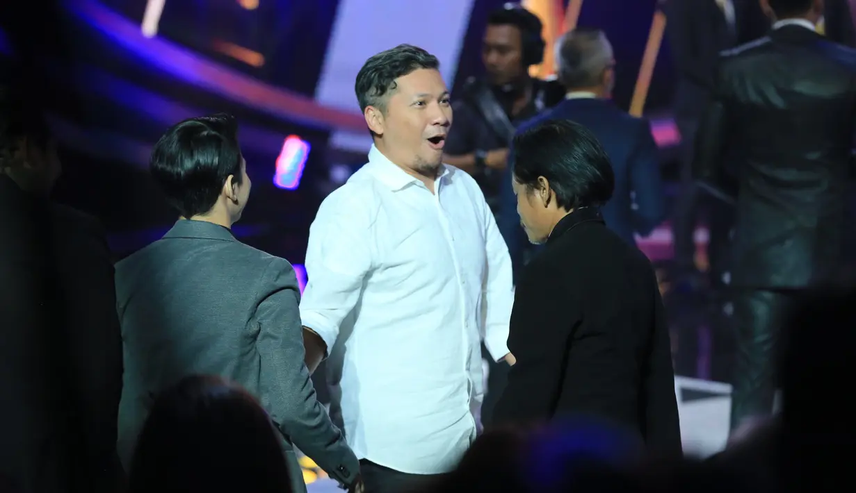 Membintangi film yang bertajuk Susah Sinyal sebagai cameo, Gading pun berhasil membawa pulang piala di IBOMA 2018 sebagai Pemeran Pendukung Pria Terbaik. Naik ke atas panggung, ekspresi Gading sangat bahagia. (Adrian Putra/Bintang.com)