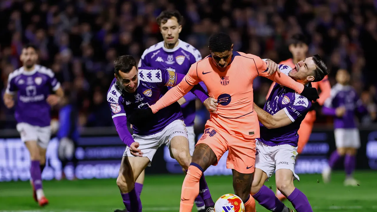 Bintang Barcelona Marcus Rashford dipepet pemain Guadalajara di babak 32 besar Copa del Rey di Estadio Pedro Escartin, Rabu (17/12/2025). (AP Photo/Rudy Garcia)