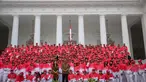  Presiden Joko Widodo berpose bersama ratusan atlet Indonesia yang akan bertanding di SEA Games XXVIII Singapura, Jakarta, Selasa (26/5/2015), Presiden berpesan agar para atlet berjuang sekuat tenaga mengharumkan nama bangsa. (Liputan6.com/Faizal Fanani)