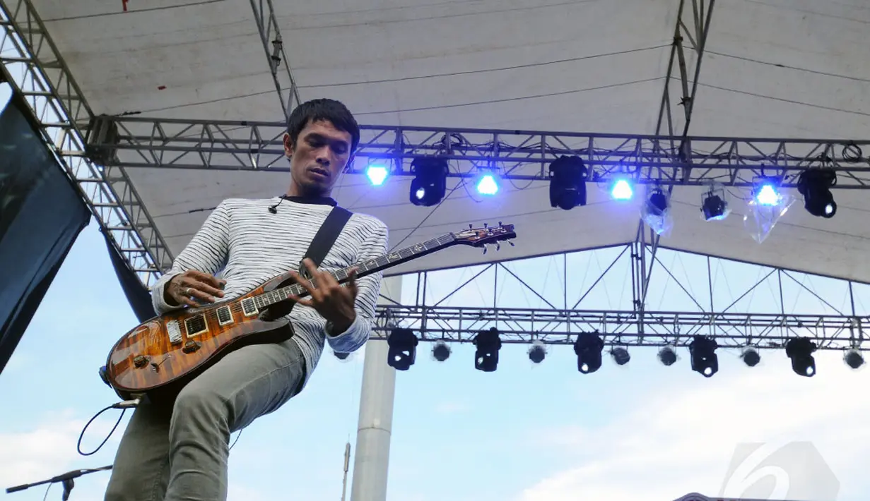 Bersama Lukman Hakim, vokalis band Noah, Ariel tampil memanaskan Sirkuit Sentul, Bogor, (7/12/2014) usai perhelatan Yamaha ASEAN Cup Race (YACR) ke-11. (Liputan6.com/Helmi Fithriansyah)