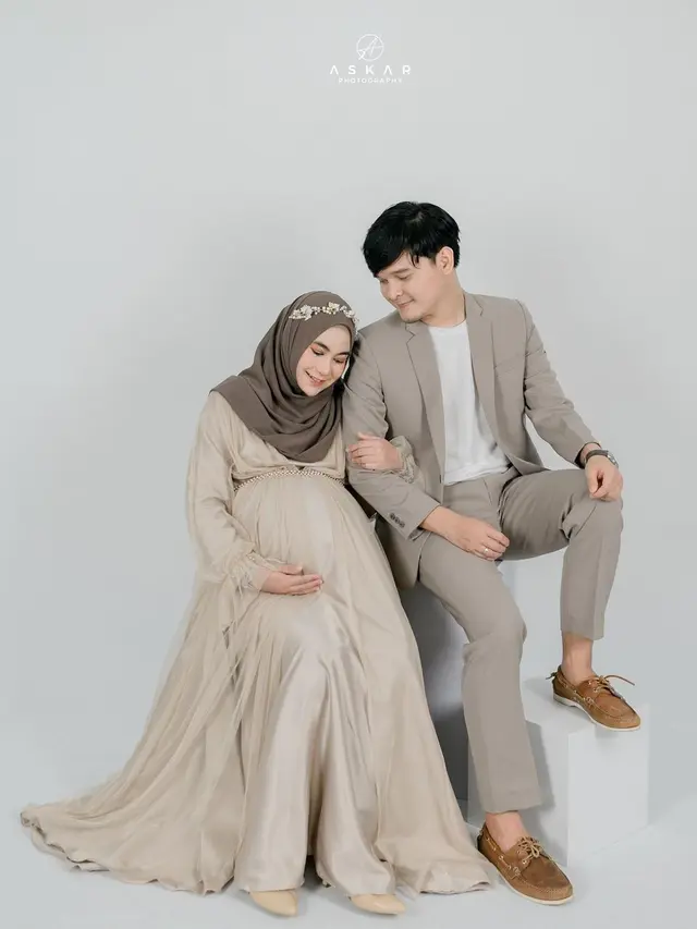8 Gaya Maternity Shoot Anisa Rahma dan Anandito, Tampil Menawan