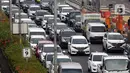 Kendaraan terjebak kemacetan saat melintasi Tol Dalam Kota, Jalan Gatot Subroto, Jakarta, Selasa (5/4/2022). Volume kendaraan di Jakarta yang meningkat hingga 18 persen selama sepekan terakhir membuat jalanan Ibu Kota padat dan terjadi kemacetan di sejumlah titik. (Liputan6.com/Johan Tallo)