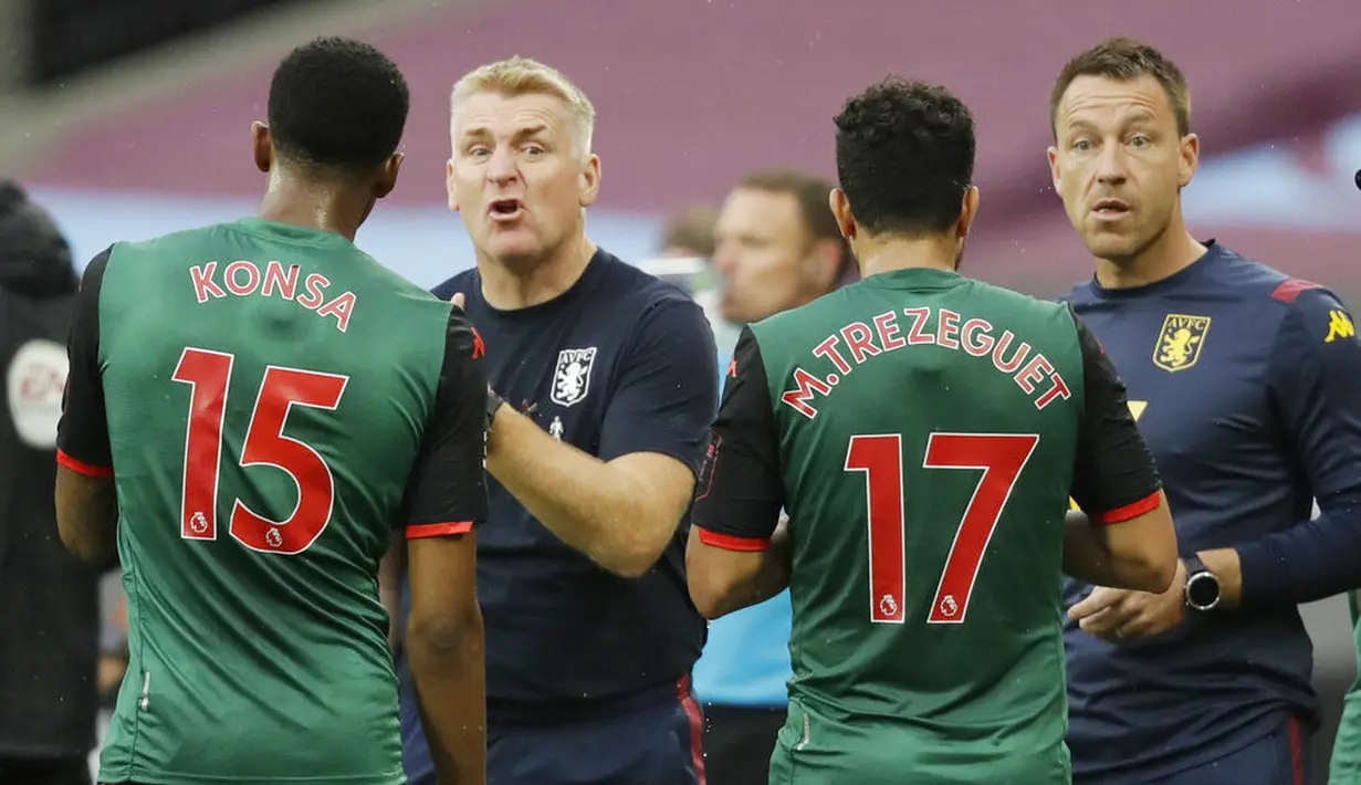 Pelatih Aston Villa, Dean Smith dan John Terry saat melawan West Ham United pada laga Premier League di Stadion London, Minggu (26/7/2020). Kedua tim bermain imbang 1-1. (Andy Rain/Pool via AP)