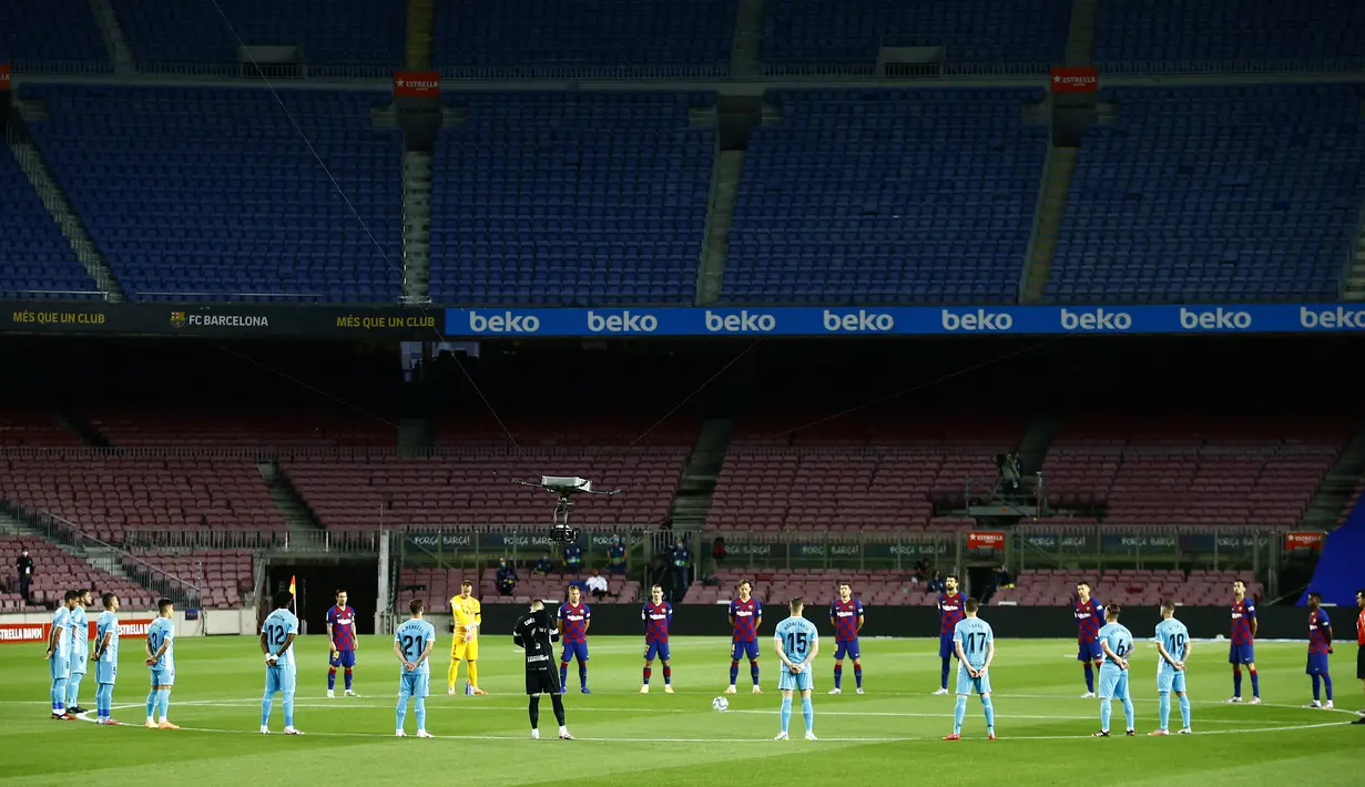 Para pemain Barcelona dan Leganes mengheningkan cipta sebelum bertanding pada pertandingan La Liga Spanyol di Camp Nou, Barcelona, Spanyol, Selasa (16/6/2020). Barcelona menang 2-0 lewat gol Ansu Fati dan Lionel Messi. (AP Photo/Joan Montfort)