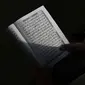 Umat Islam membaca Al-Quran sambil menunggu waktu berbuka puasa di halaman Masjid Raya Jakarta Islamic Center, Jakarta Utara, Senin (18/4/2022). Acara ngabuburit sambil khataman Al-Quran ini merupakan rangkaian acara menyambut 17 Ramadhan atau malam Nuzulul Quran. (Liputan6.com/Herman Zakharia)