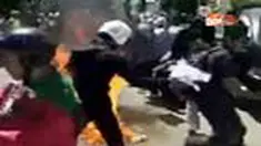 Demonstrasi puluhan mahasiswa memprotes insiden pengeroyokan seorang aktivis HMI oleh polisi diwarnai insiden. Sejumlah mahasiswa tersambar api saat mereka membakar ban bekas di Polres Mamuju, Sulbar. 