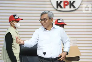 Ketua Komisi Pemberantasan Korupsi (KPK), Setyo Budiyanto, sesaat sebelum menyaksikan petugas memperlihatkan barang bukti Operasi Tangkap Tangan (OTT) di Kantor Imigrasi Jakarta Barat, Gedung Merah Putih KPK, Jakarta, Kamis (4/6/2026). (Liputan6.com/Helmi Fithriansyah)