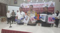 Kapolres Metro Depok, Kombes Arya Perdana memperlihatkan barang bukti terkait sindikat perdagangan bayi yang dijual ke Tabanan, Bali. (Liputan6.com/Dicky Agung Prihanto)