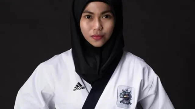 [Bintang] Gaya Imut Defia Rosmaniar