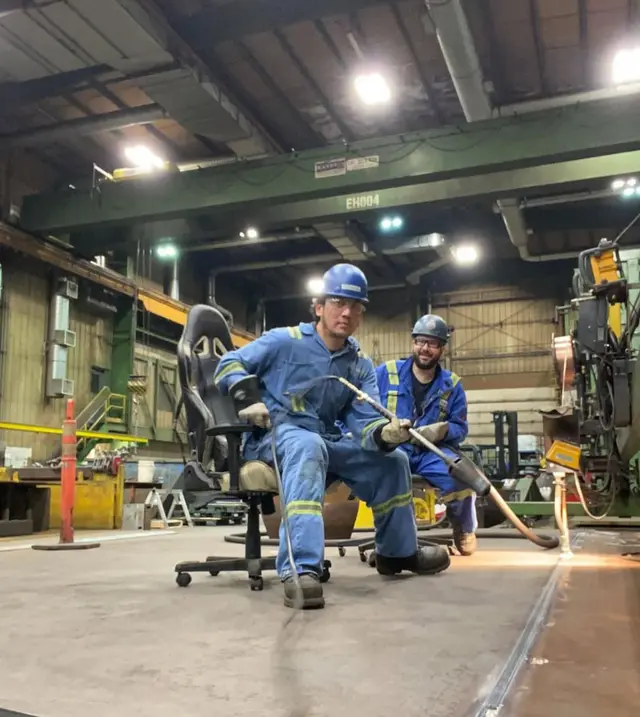 5 Potret Tengku Firmansyah bangga jadi tukang las di Kanada berhelm biru, naik level