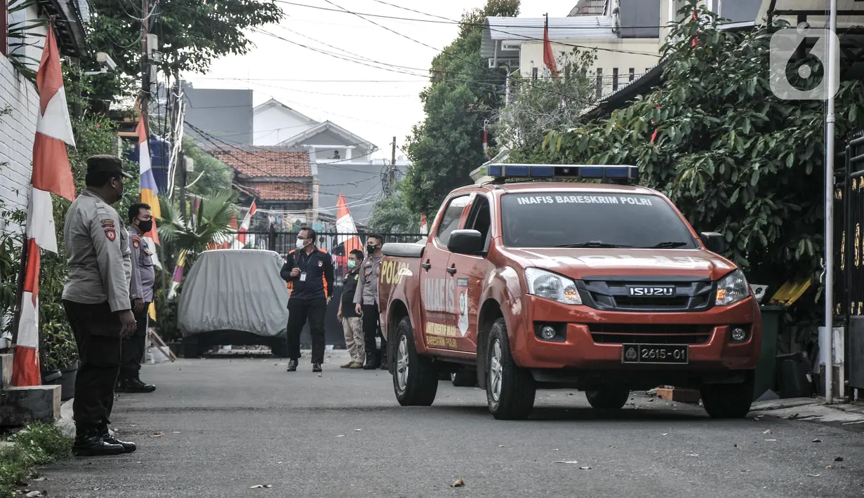 Tim Inafis Bareskrim Polri saat mendampingi tim Komnas HAM meninjau TKP kasus penembakan Brigadir Yosua Nofriansyah Hutabarat atau Brigadir J di rumah dinas eks Kadiv Propam Polri Irjen Ferdy Sambo, Duren Tiga, Jakarta Selatan, Senin (15/8/2022). Kedatangan dua komisioner Komnas HAM tersebut untuk mencocokkan data-data yang sudah dikumpulkan dengan kondisi di TKP. (merdeka.com/Iqbal S Nugroho)