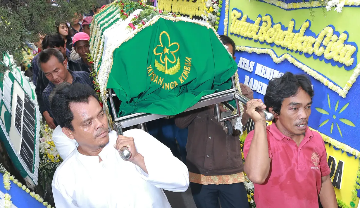 Jenazahnya pun dimakamkan hari ini  di TPU (Tempat Pemakaman Umum) Jeruk Purut. Jenazah almarhum Pak Raden tiba di pemakaman pukul 12.40 WIB. (Galih W. Satria/Bintang.com)