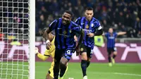 Penyerang Inter Milan, Marcus Thuram, merayakan gol yang dicetaknya ke gawang Parma dalam laga giornata 15 Serie A Liga Italia, Sabtu (7/12/2024) dini hari WIB. Inter Milan menang 3-1 dalam laga yang digelar di Giuseppe Meazza ini. (Piero CRUCIATTI / AFP)