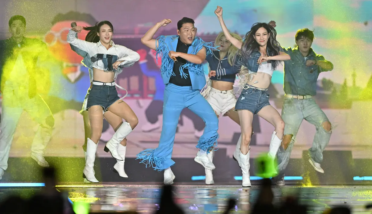 Penyanyi Korea Selatan Psy tampil pada konser Seoul Festa 2022 di Kompleks Olahraga Jamsil, Seoul, Korea Selatan, 10 Agustus 2022. Seoul Festa diselenggarakan oleh Pemerintahan Metropolitan Seoul. (Jung Yeon-je/AFP)