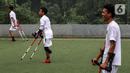 Pesepak bola Tim Garuda Indonesia Amputee Football (INAF) berlatih di Lapangan Bola Sport Club Serenia Mansion Jakarta, Selasa (12/7/2022). Timnas Garuda INAF kembali menggelar latihan dalam rangka persiapan mengikuti Piala Dunia 2022 di Turki pada Oktober mendatang. (Liputan6.com/Johan Tallo)
