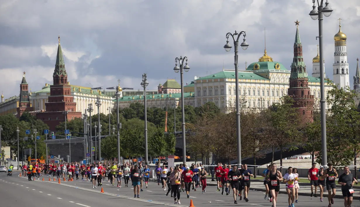Para pelari berkompetisi dalam Moscow Half Marathon di Moskow, Rusia (2/8/2020). Rusia melaporkan 5.427 kasus COVID-19 baru dalam 24 jam terakhir pada hari Minggu, lebih dari 660 di Moskow, menjadikan penghitungan nasional menjadi 850.870. (Xinhua/Alexander Zemlianichenko Jr)