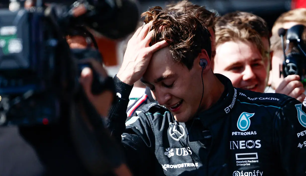 Pembalap Inggris dari tim Mercedes AMG Petronas F1, George Russell didiskualifikasi 2,5 jam usai menjadi yang tercepat di Grand Prix Belgia. (SIMON WOHLFAHRT/AFP)