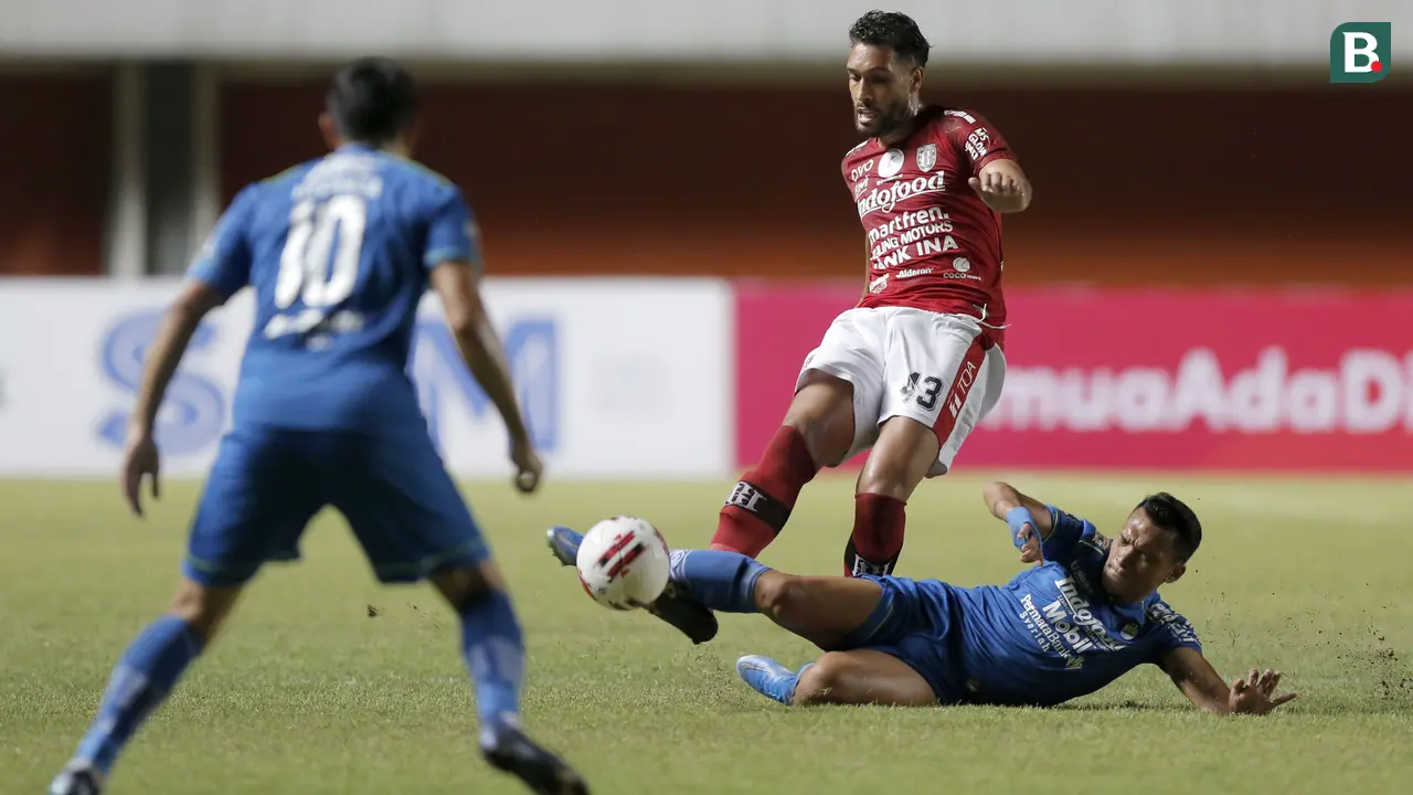 FOTO: Adu Kuat Persib Bandung Melawan Bali United di Babak Pertama
