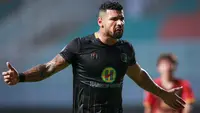 Pemain Barito Putera, Renan Da Silva Alves melakukan protes terhadap wasit saat laga pekan ke-7 BRI Liga 1 2022/2023 antara Rans Nusantara FC melawan Barito Putera di Stadion Pakansari, Bogor, Senin (29/8/2022). (Bola.com/Bagaskara Lazuardi)
