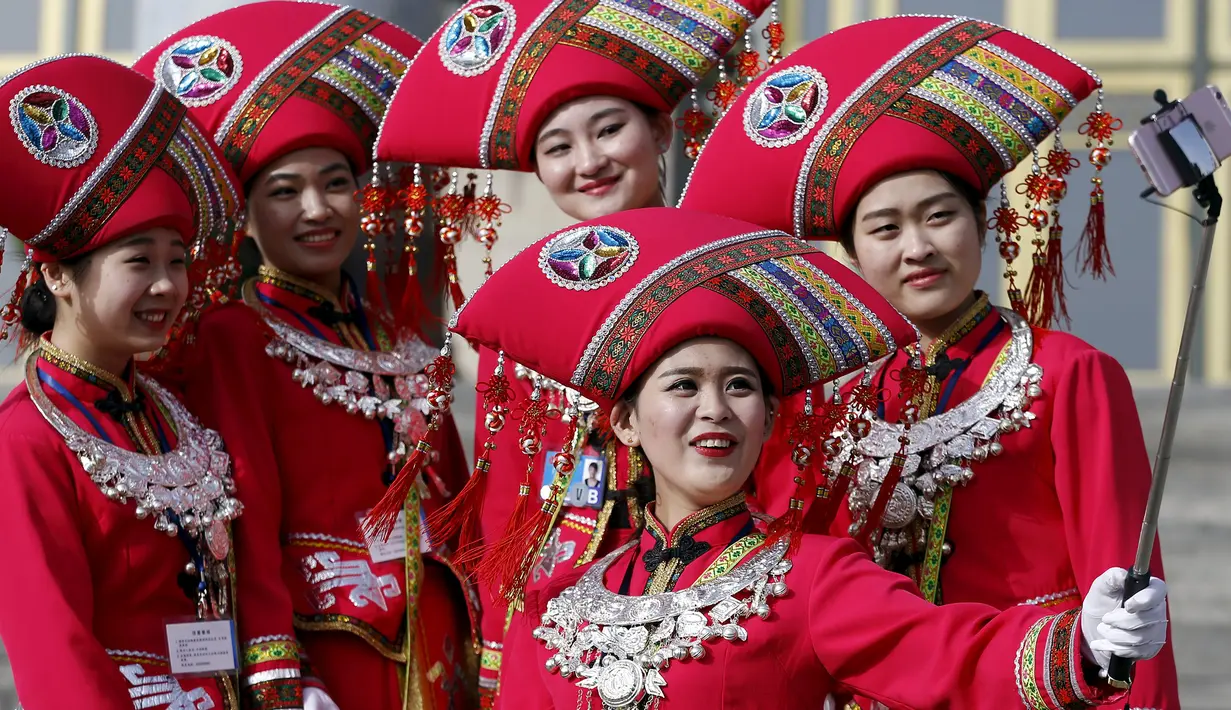 Sejumlah wanita selfie saat Kongres Rakyat Nasional China di Beijing, Sabtu (5/3/2016). Para wanita cantik ini hadir untuk menyambut para tamu delegasi NPC. (Reuters/Damir Sagolj)