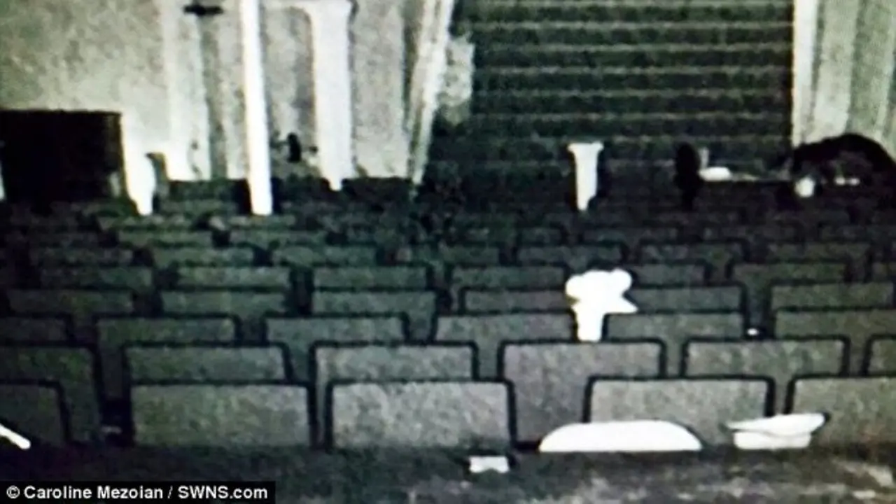 Penampakan teater dengan sosok misterius. (SWNS)