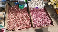 Harga bawang merah dan bawang putih yang melonjak naik jelang bulan ramadhan (Liputan6.com / Nefri Inge)