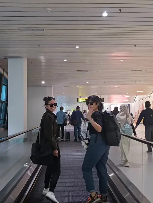 Dian Sastrowardoyo dan Titi Radjo Padmaja. [Foto: Instagram/therealdisastr]