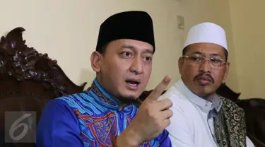 Ustaz Zacky Mirza akhirnya mulai membuka alasan menceraikan Shinta Tanjung saat menggelar jumpa pers di kawasan Bekasi, Rabu (13/7). Di jumpa pers itu, Zacky membantah memiliki WIL seperti tuduhan yang dilayangkan Shinta. (Liputan6.com/Herman Zakharia)