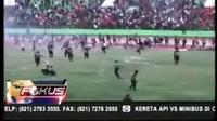Laga tanding sepakbola di tanah air kembali tercoreng oleh aksi brutal suporter. Kerusuhan kali ini terjadi di Stadion Manahan Solo, Jateng.