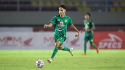 Bajul Ijo keluar sebagai tim yang unggul dulu dengan mencetak gol di menit ke-27 berkat tendangan keras Marselino ke gawang Barito Putera. (Bola.com/Bagaskara Lazuardi)