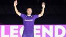 Rekrutan baru Fiorentina, Franck Ribery, menyapa suporter saat sesi perkenalan di Stadion Artemio Franchi, Florence, Kamis (22/8). Gelandang asal Prancis ini didatangkan secara gratis dari Bayern Munchen. (AFP/Andreas Solaro)