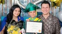Putra sulung Titi Kamal dan Christian Sugiono, Arjuna Zayan Sugiono lulus dari TK. (dok. Instagram @titi_kamall/https://www.instagram.com/p/CB76E8KpHJf/Putu Elmira)