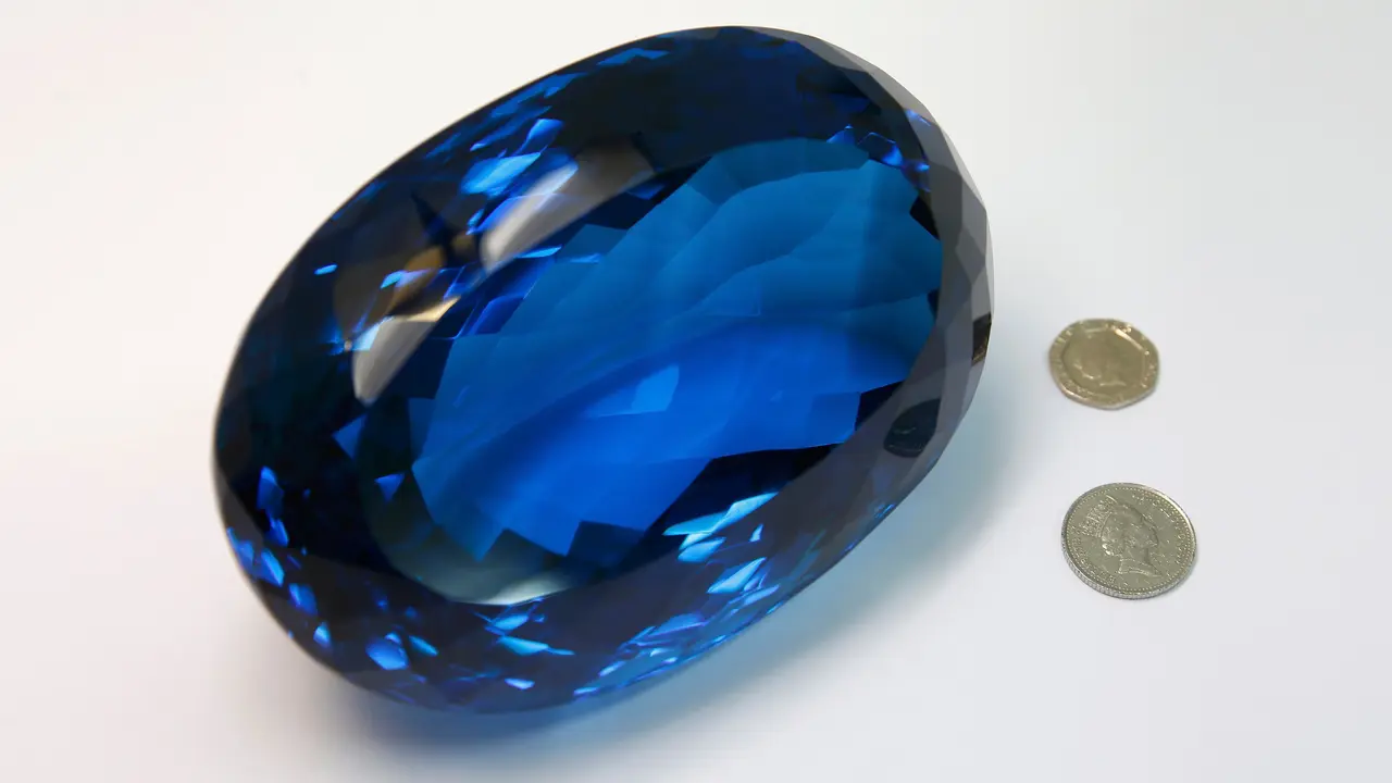 20160927- Batu Topaz Terbesar di Dunia Dipamerkan di Museum London-Reuters