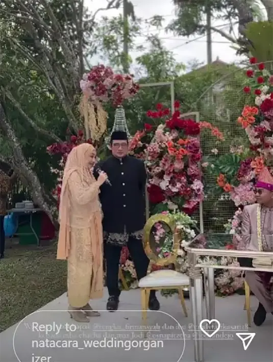 Pasangan yang selalu romantis dan harmonis dua dekade lebih menikah itu juga memberikan pesan kepada anak dan anak mantunya yang akan mulai membangun rumah tangga bersama.  [Instagram/@natacara_weddingorganizer]