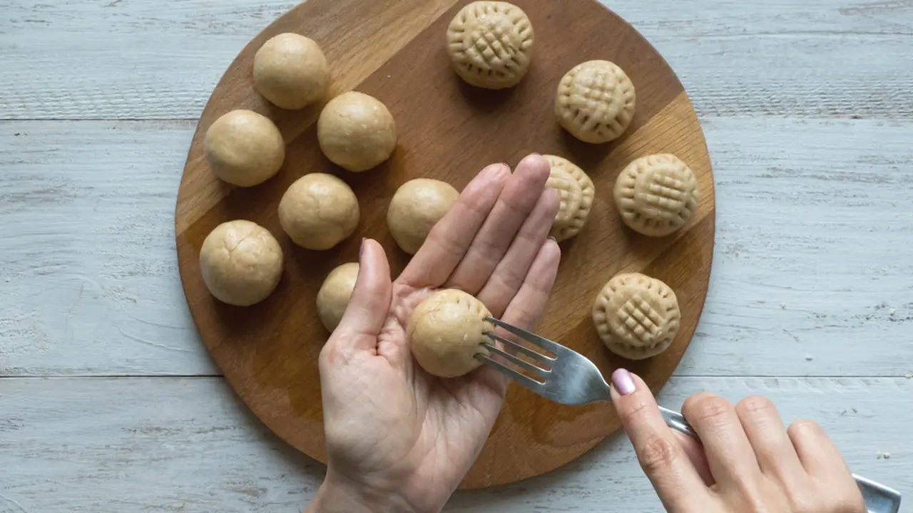 Membuat Kue Kering