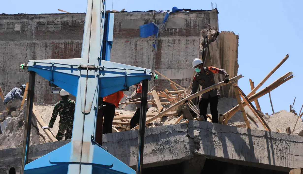 Kepala Badan Nasional Pencarian dan Pertolongan (Basarnas), Marsekal Madya Mohammad Syafii menegaskan, pada Rabu (1/9/2025), tim SAR tetap akan melanjutkan operasi selama masih ada tanda-tanda kehidupan para korban tertimbun. (AP Photo/Trisnadi)